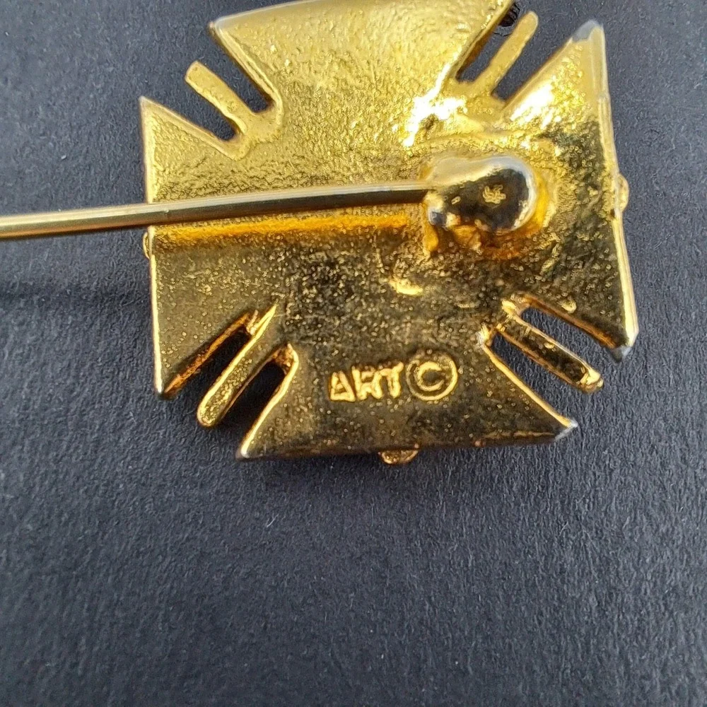 MMA Metropolitan Museum of Art Stick Pin Flower  Vtg Gold-Tone Maltese Cross